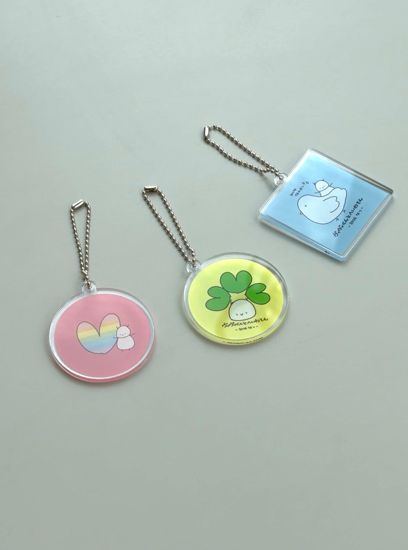 ヴィヴィくんとへいわてんグッズ：アクリルキーホルダー（あお・ハト）