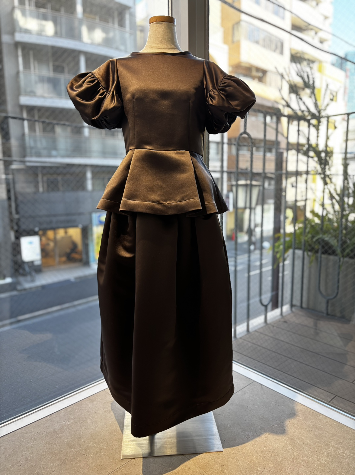 サテンボリュームスカート