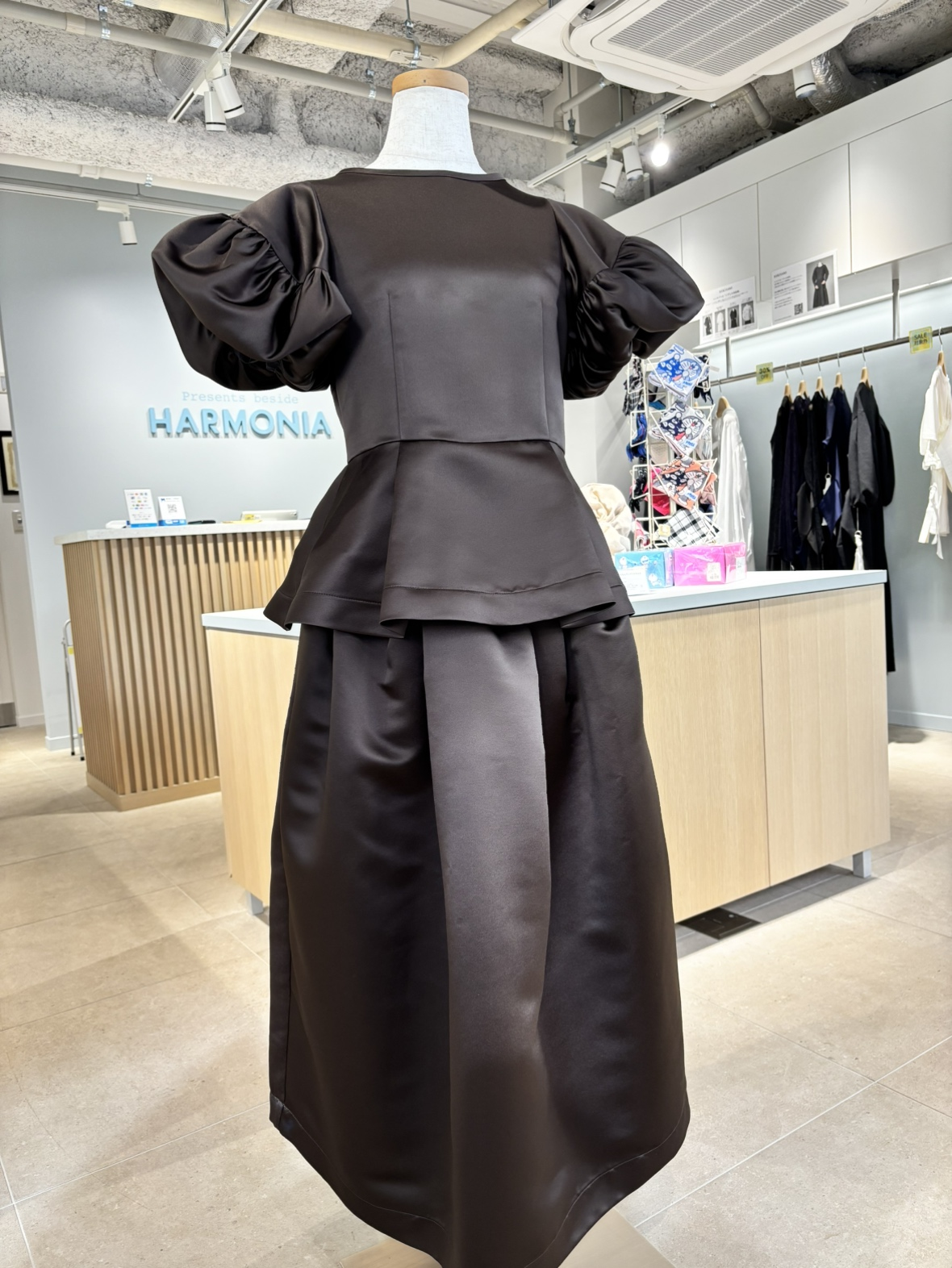 サテンボリュームスカート